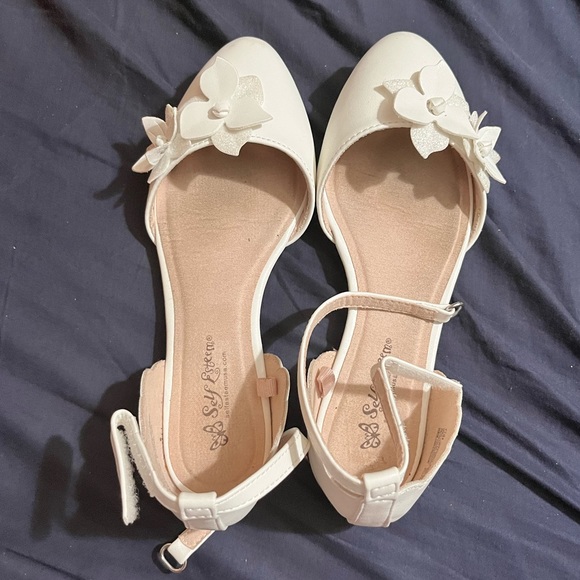 Girls Self Esteem White Sandals With Flowers and Glitter + 2 other pairsof shoes - Picture 4 of 5